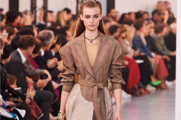 クロエ 2020年春夏コレクション - テーラードで作るエフォートレスなムード