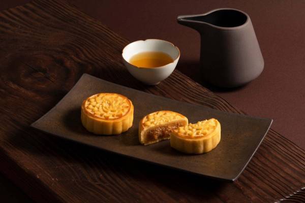 サニーヒルズの月餅「パイナップルムーンケーキ」完熟パイナップル×塩漬け卵黄入りカスタード