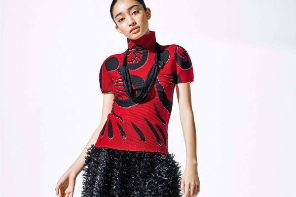 ミー イッセイ ミヤケから、幸運を呼ぶ！？“だるま＆伊勢海老”柄の新作トップス＆スカート