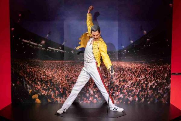 ロックバンド・クイーンの軌跡をたどる展覧会が東京・横浜で、バンド衣装や写真などを展示