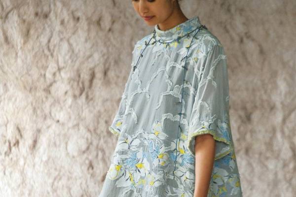 HaaT「南太平洋」イメージの新作、“空と蘭の花”柄ドレスや樹皮モチーフのセットアップ