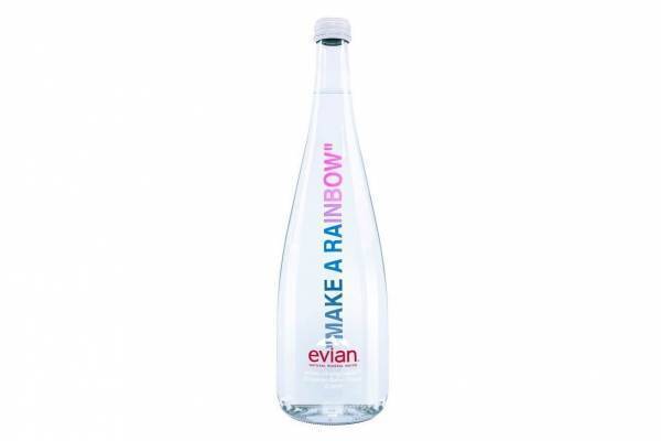 エビアン×ヴァージル・アブローのアジア限定ボックス、“虹”着想のコラボボトル&ショルダーバッグ