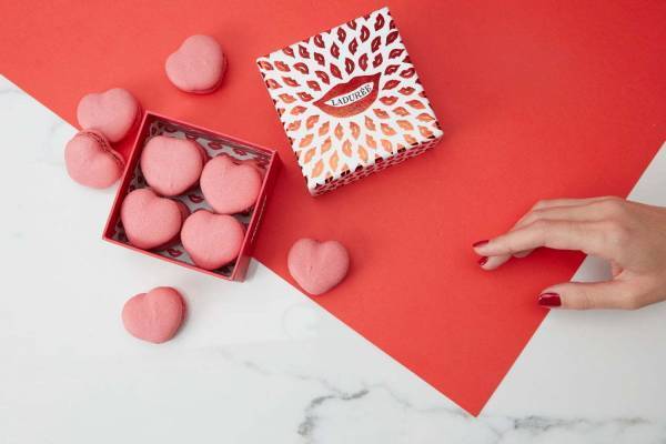 ラデュレのバレンタイン2020、“ハート形”マカロンや“カメオ形”ホワイトチョコレート