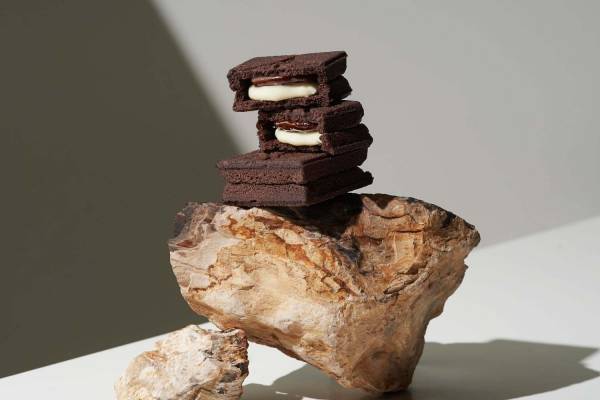 プレスバターサンド、バレンタインに向けた「バターサンド〈黑〉」ほろ苦ココアクッキーにバター&チョコ