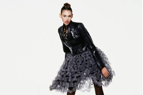 ハナエモリ創設者・森英恵の展覧会が水戸で、“蝶”飛び交うオートクチュールや舞台衣装など展示