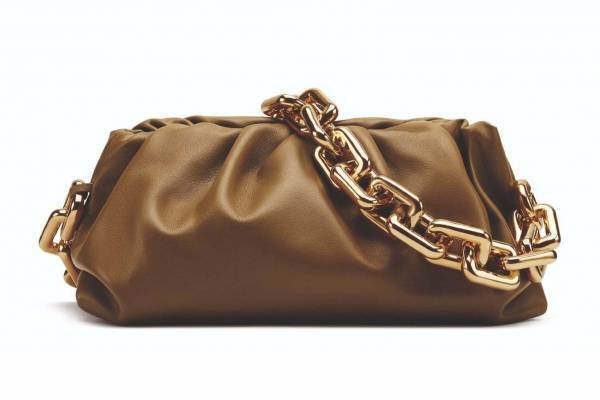 ボッテガ・ヴェネタのウィメンズ新作、“石”そっくりなクラッチバッグやチェーン付き「ザ・ポーチ」