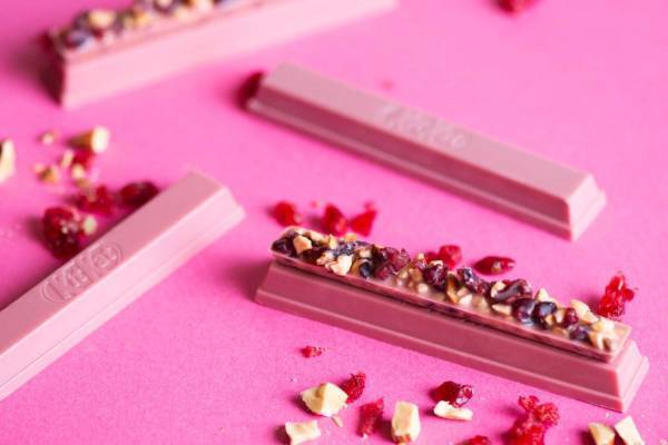 キットカット ショコラトリー“ルビーチョコ”のバレンタインアソート、ベリー＆ナッツを散りばめて