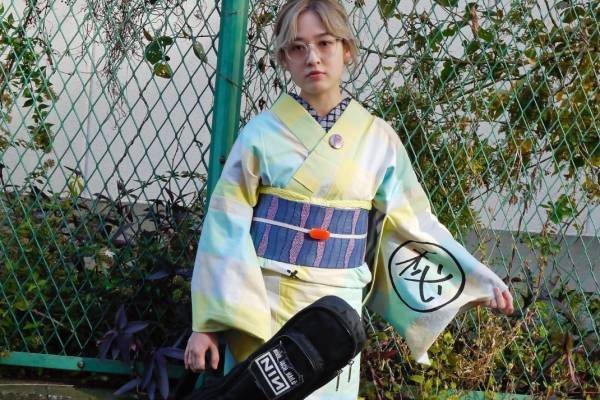 大塚呉服店×現代美術家・加賀美健のコラボ着物、“あっけらかん”“胸さわぎ”プリントのカラフル着物