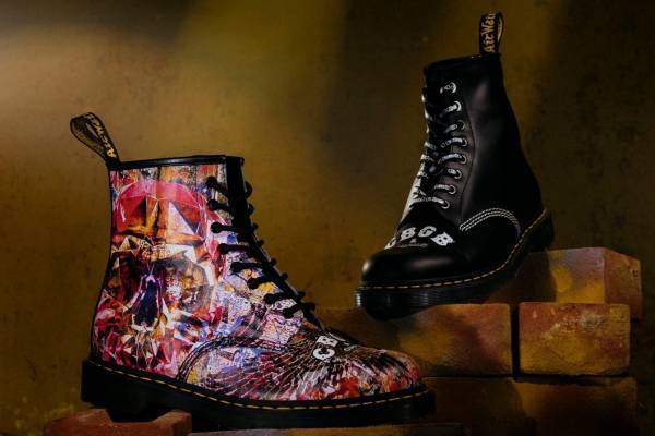 ドクターマーチン”スカル”コラージュ柄の8ホールブーツ、NYライブハウスCBGBとコラボ