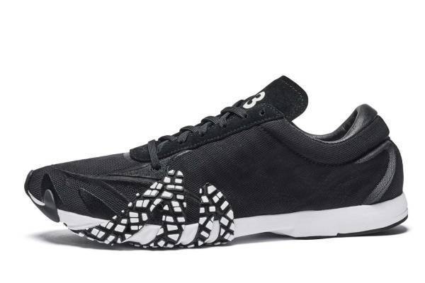 Y-3「トラベル」がテーマの新作ウェア&シューズ、“型押し”の装飾を配した軽量メッシュスニーカー