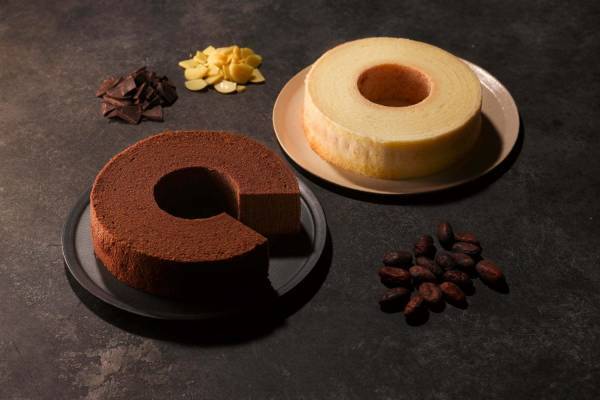 治一郎×アロマ生チョコレート「カカオ」のバウムクーヘン、しっとりミルキーなホワイトチョコレート使用