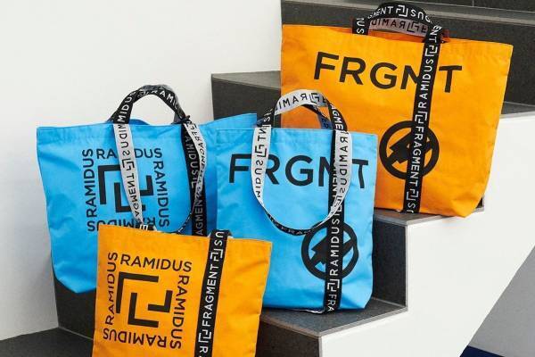 フラグメント デザイン×ラミダス軽量＆高耐久の限定トートバッグ、オレンジ＆サックスブルー