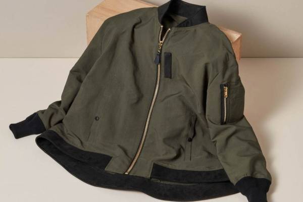 ユナイテッドアローズ×ザ・リラクスのウィメンズMA-1、ふわりと広がるAラインシルエットで