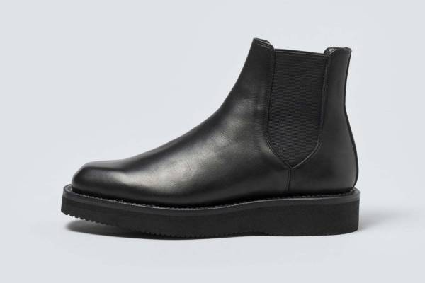 オーラリー×フット ザ コーチャー、ブラックレザー＆ベージュスエードのサイドゴアブーツ