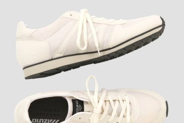 マーガレット・ハウエル×ミズノ、ミニマルなスニーカー＆透湿撥水パッカブルジャケット