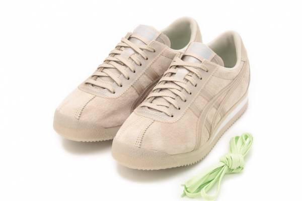 スナイデル×オニツカタイガー“ナチュラルカラー”のコラボスニーカー、淡い色味のポロワンピも