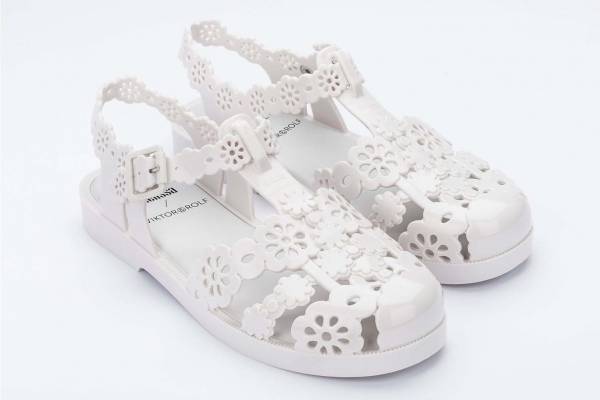 ヴィクター＆ロルフ×メリッサ、花レース模様のフラットサンダルとラフィアのカゴ風PVCバッグ