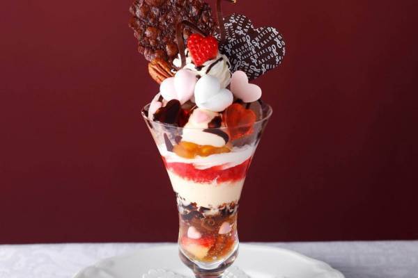 資生堂パーラー 銀座本店サロン・ド・カフェのバレンタイン限定パフェ、様々な食材のハートを散らして