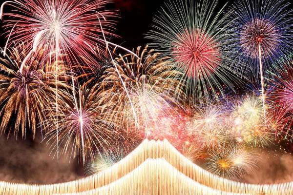 ハウステンボス「春の九州一花火大会」 西日本最大級2万発、富士山を表現した巨大ナイアガラ花火も