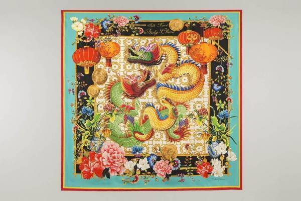 ドルチェ＆ガッバーナ“中国×イタリア”スカーフ、シルクロード着想の龍や美術品をデザイン