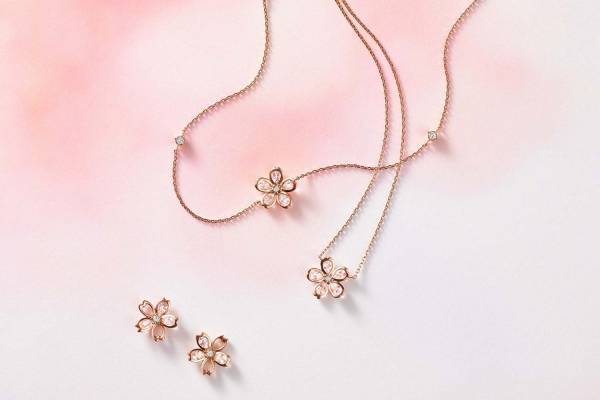 4℃の桜ジュエリー、ローズクォーツで“桜の花”を象ったネックレスや揺れ動く花びらのピアス
