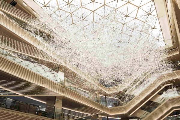 ギンザ シックスの吹き抜けアートが吉岡徳仁の新作に、雲をイメージした“光の彫刻”
