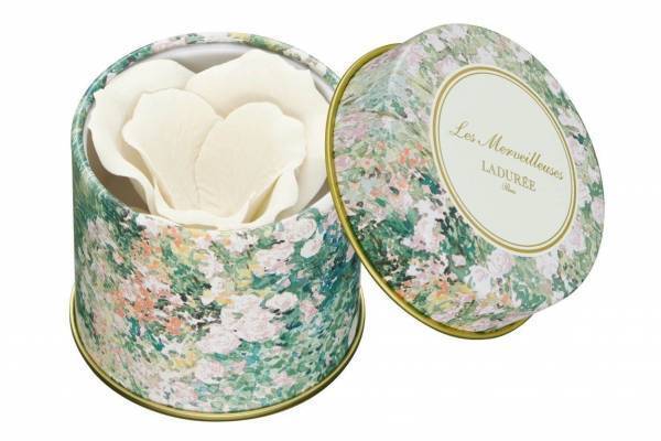 レ・メルヴェイユーズ ラデュレ“幻の白いバラ”フェイスパウダーにミニサイズ、透明感溢れる肌へ