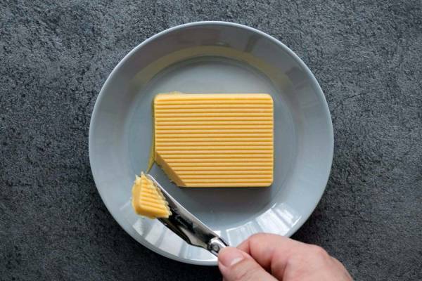 食べるバターのカノーブル“焼かない”バターケーキ、安納芋×焦がしバターの濃厚な味わい