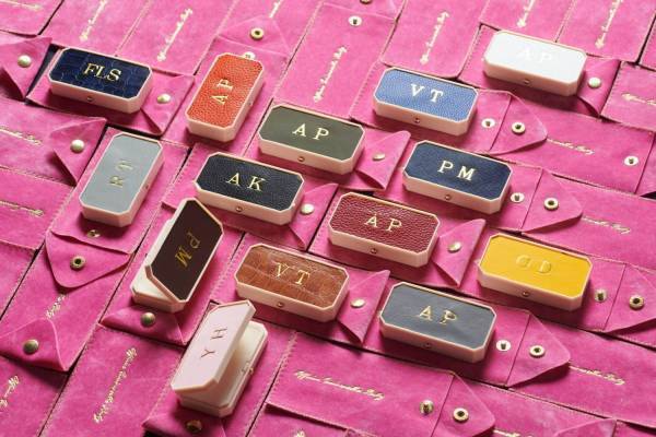 オフィシーヌ・ユニヴェルセル・ビュリーの“お守りリップバーム”「ボーム・デ・ミューズ」に春色ケース