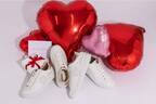 プラス ダイアナのバレンタイン限定スニーカー、キラキラハート×“love刺繍”入りの純白カラー