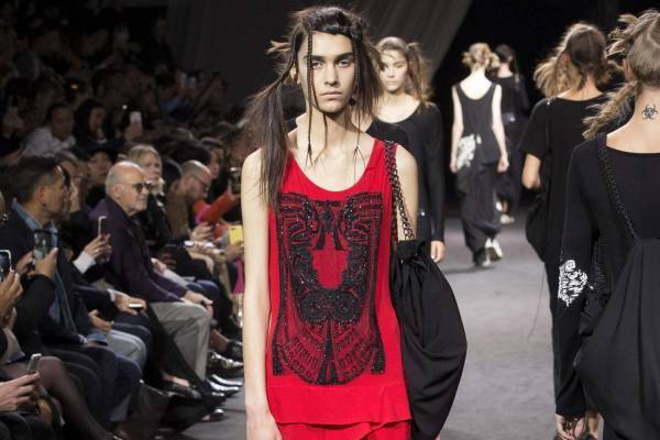 ディスコード ヨウジヤマモトの新作バッグ、“服と一体化”したチェーンバッグやシルバーのY リュック