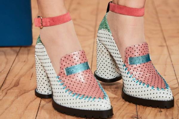 パメオポーズから“ドット柄”ファンシーカラーパンプス＆大ぶりタッセルのPVCサンダル