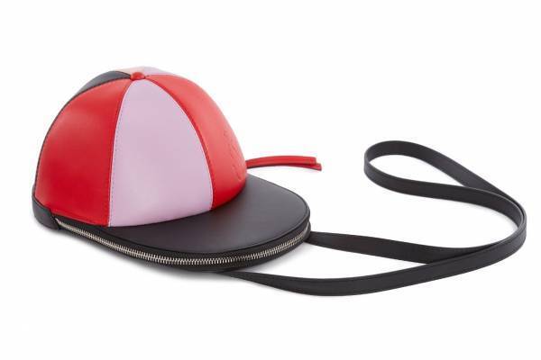 JW アンダーソンから“野球帽”型のキャップバッグ、新宿伊勢丹本館で発売