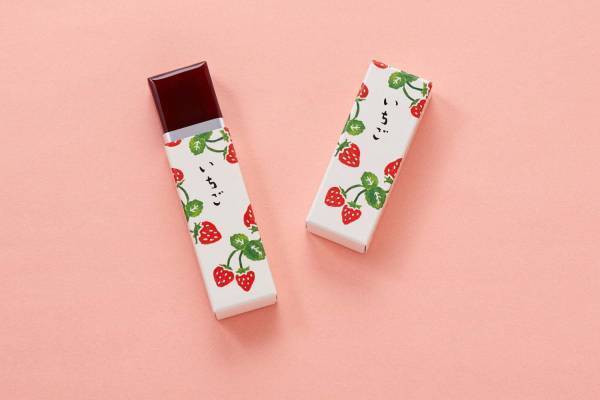 とらやの春の和菓子、いちご＆小豆の「小形羊羹 いちご」や桜の葉を入れた羊羹「桜の里」など