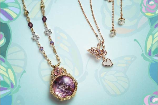 アナ スイ“蝶”が揺れて煌めく限定ネックレス、『ランウェイで笑って』コラボイラストも