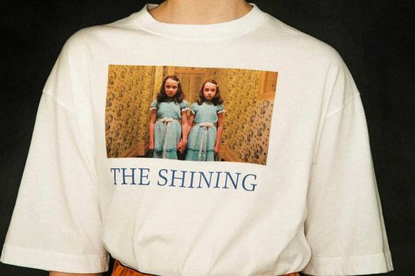 ファーファー×映画『シャイニング』、双子少女のプリントTシャツや237号室カーペット柄ワンピース
