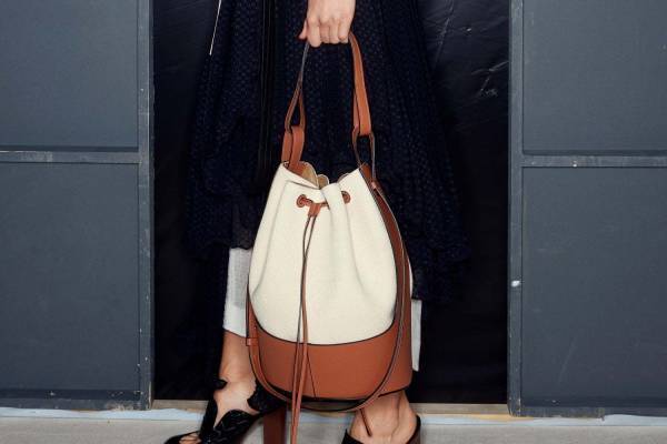 ロエベ「バルーン バッグ」新登場 - 2種の革を用いて“風船型”に、ストラップ次第で持ち方自由自在