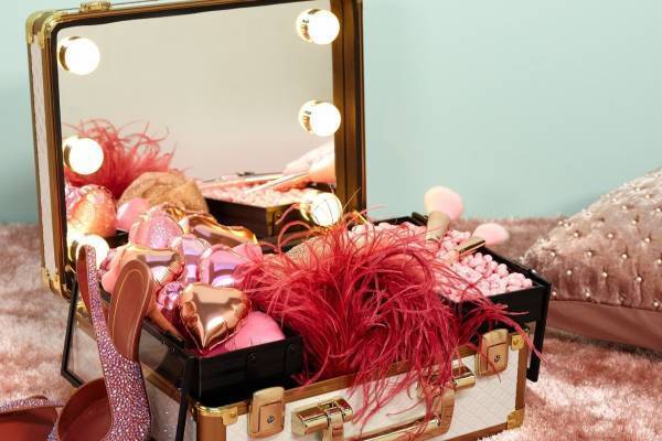 フランフラン“ハリウッドのバックステージ”イメージのメイクボックス、ライト付きミラーなど自宅仕様に