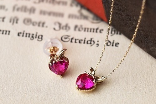 Q-pot.ディズニー"ふしぎの国のアリス"新アクセサリー、白ウサギの衣装着想のうさ耳ジュエリー