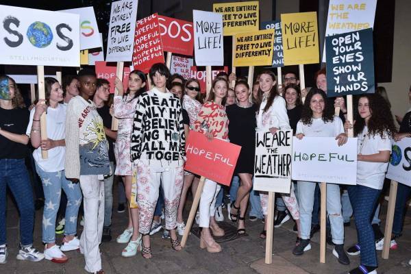 ステラ マッカートニー“太陽”グラフィックの新作コートやニット、大阪で期間限定ストアも