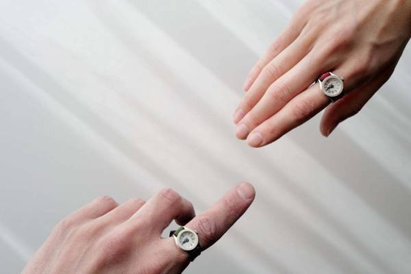 指輪感覚で着ける“指時計”「モコ」のペアリングウォッチ、“同じ時を共有”する半分ずつの文字盤