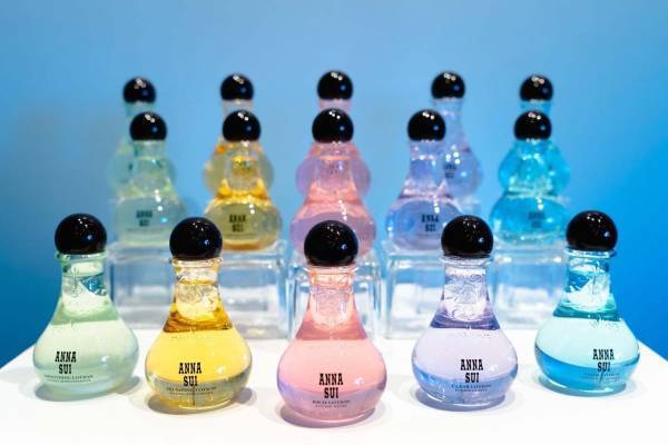 アナ スイ新作“カラフル”ボトル化粧水、ミント香るクールブルーやつや肌叶う金箔ゴールドなど5種