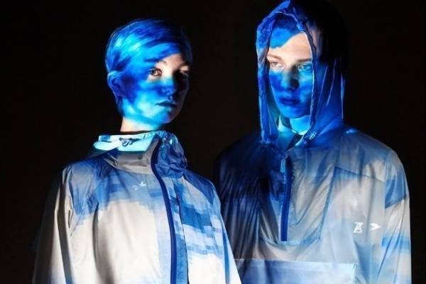 アンリアレイジ×トゥーアンドフローのレインコート＆レイングッズ、デジタル粒子の青空をプリント