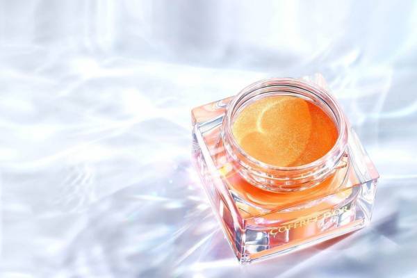 コフレドール20年春コスメ、“立体感”演出の「光グラデシャドウ」ひと塗りで抜け感カラフルアイに