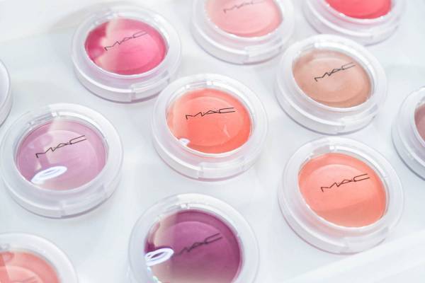M·A·C新チーク「グロー プレイ ブラッシュ」“おもち”のような弾力＆“ゼリー”のようになめらか