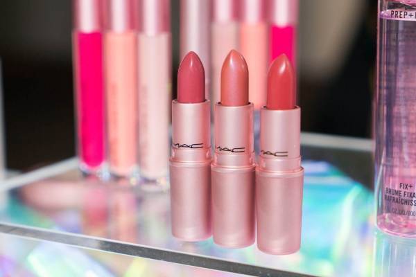 M·A·C「桜」生まれの春限定コスメ、“香りを連想させる”ピンクパッケージのリップや艶ハイライター