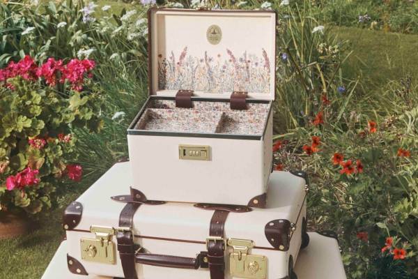 グローブ・トロッターから英国庭園に着想を得た限定トラベルケース、“昼と夜”を異なる2モデルで表現