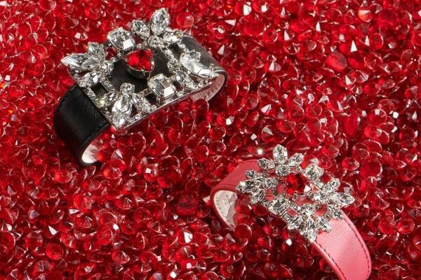 ロジェ ヴィヴィエ、バレンタインに向けた“ハート”バックルのシューズやブレスレット