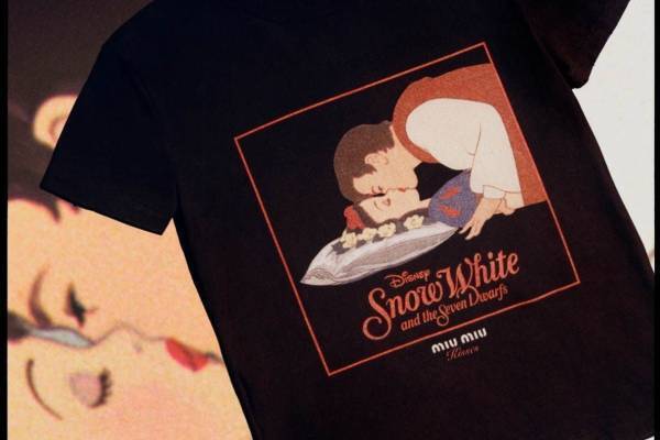 ミュウミュウの“キスシーン”Tシャツ、映画『白雪姫』『風と共に去りぬ』など