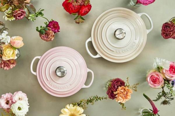 ル・クルーゼ"花モチーフ"のキッチンウェア、ピンクグラデのココット鍋やパステル色ミニボール